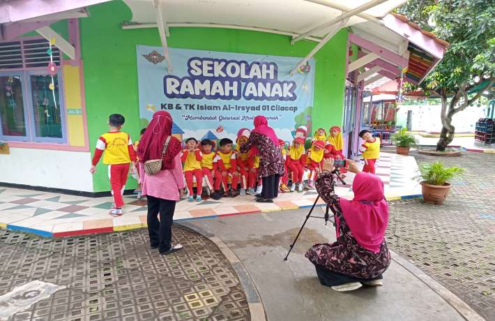 HAFALAN SURAT PENDEK OLEH ANAK DIDIK KELOMPOK B TK ISLAM AL IRSYAD 01 CILACAP DI BULAN RAMADH