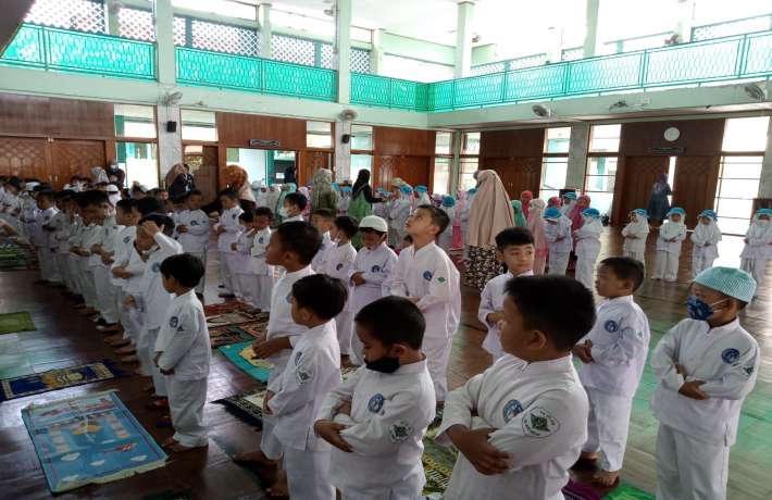 SHOLAT BERJAMAAH DI MASJID