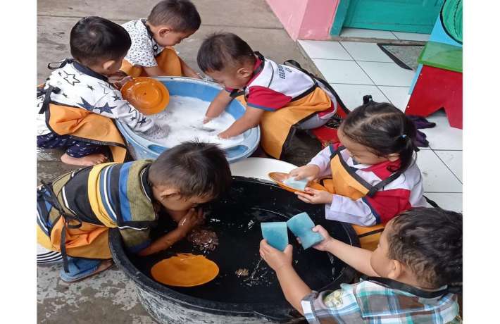 PRACTICAL LIFE SKILL FOR TODDLER AKU BISA MENCUCI PIRING SENDIRI