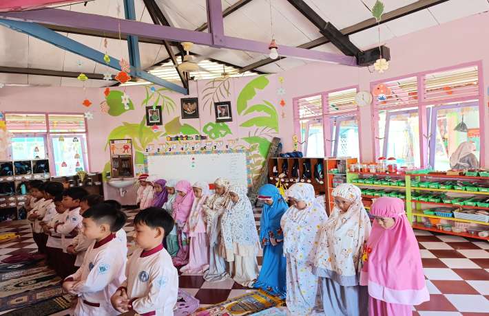Menanamkan Cinta Ibadah Sejak Dini, Rutinitas Sholat Dhuhur Anak TK Islam Al Irsyad 01 Berjalan Khid