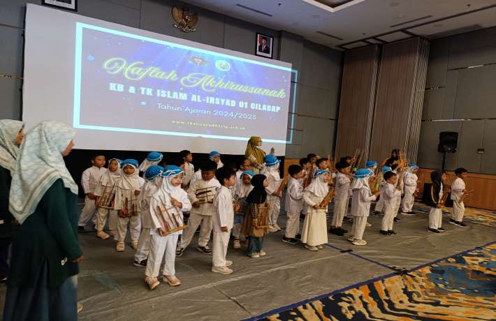 MERDUKAN HARMONI SEJAK DINI, ANAK TK ISLAM AL IRSYAD 01 CILACAP ANTUSIAS BERMAIN ANGKLUNG