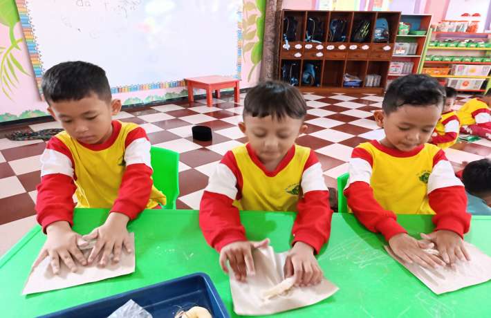 KULINER NUSANTARA, MEMBUAT DAN MENIKMATI GEMBUS KHAS CILACAP