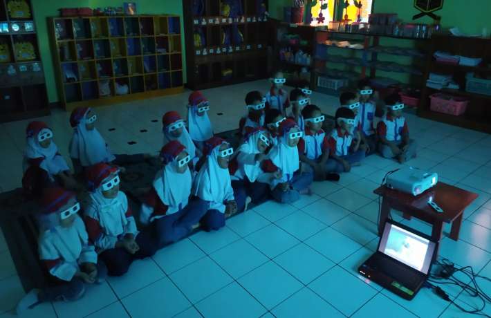 SERUNYA MENONTON FILM 3D