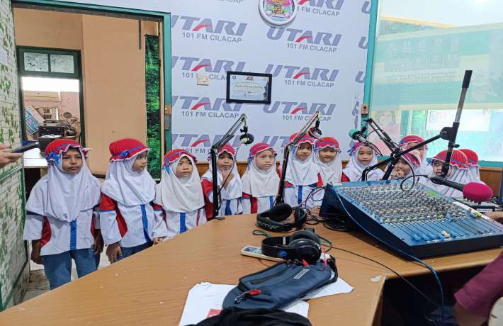 SERUNYA MENJADI PENYIAR CILIK