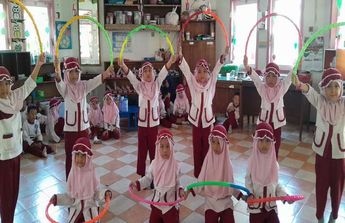 LATIHAN MENARI UNTUK PERSIAPAN AKHIRUSSANAH TK ISLAM AL IRSYAD 01 CILACAP 