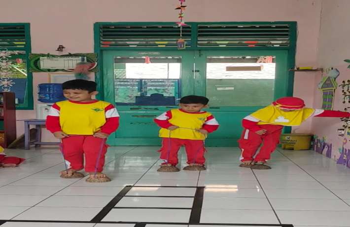 SERUNYA BERJALAN DENGAN BAKIAK TEMPURUNG KELAPA