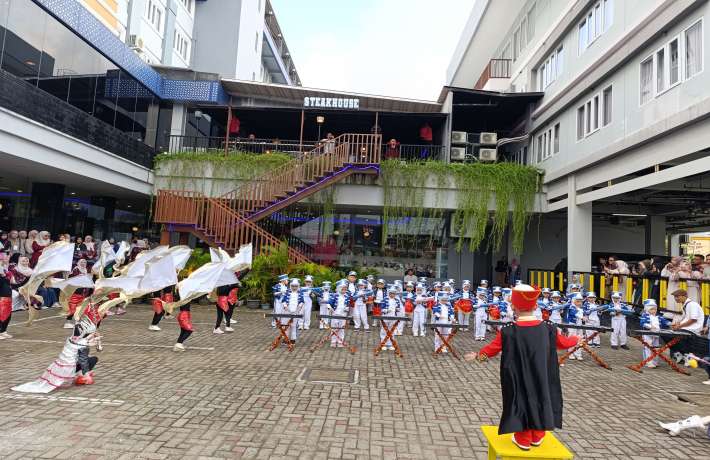 TIM DRUMBAND GITA NADA AL IRSYAD TAMPIL MEMUKAU DALAM PENTAS AKHIRUSANAH 