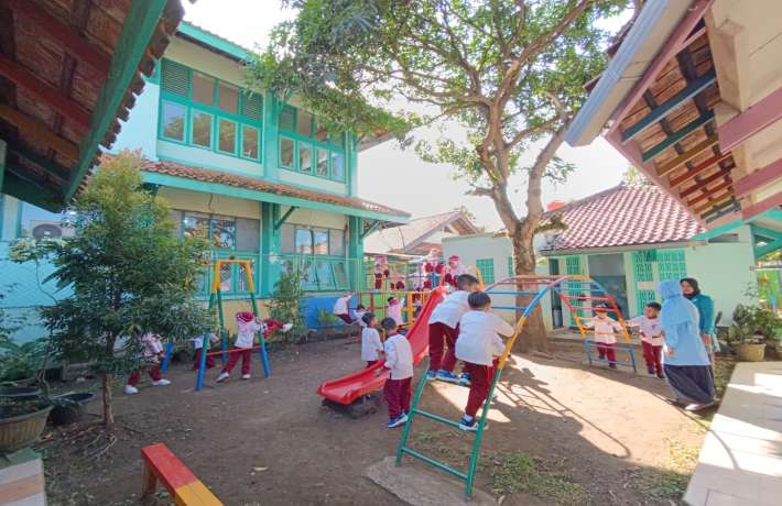 SERUNYA BERMAIN DI PLAYGROUND 