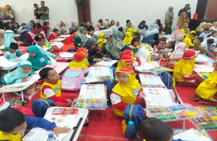WARNA WARNI KREATIVITAS 12 ANAK DIDIK TK ISLAM AL IRSYAD 01 IKUTI LOMBA MEWARNAI DI SENTUL CILACAP 