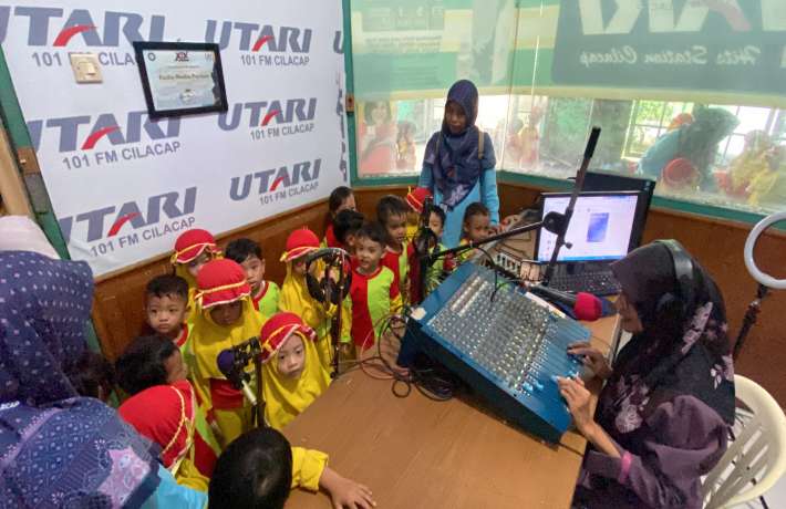 KUNJUNGAN EDUKATIF ANAK DIDIK KB DAN KEL A KE RADIO UTARI FM 