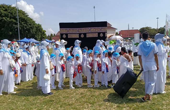 MANASIK HAJI ANAK DIDIK TK ISLAM AL IRSYAD DI ALUN ALUN CILACAP